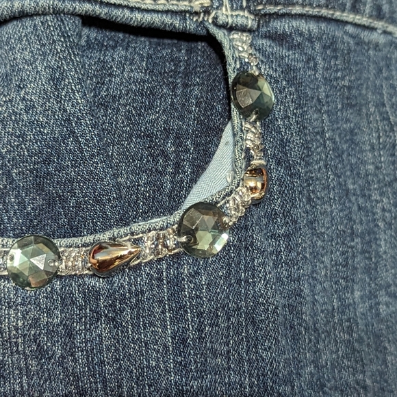 Elegant High-Low Denim Skirt with Lace Details - Picture 8 of 12